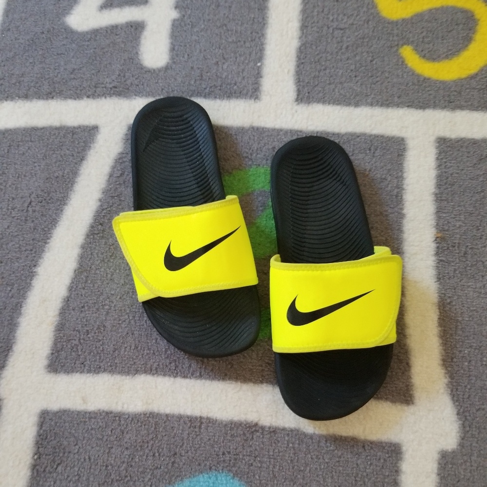 Nike flip flops kids size 5Y